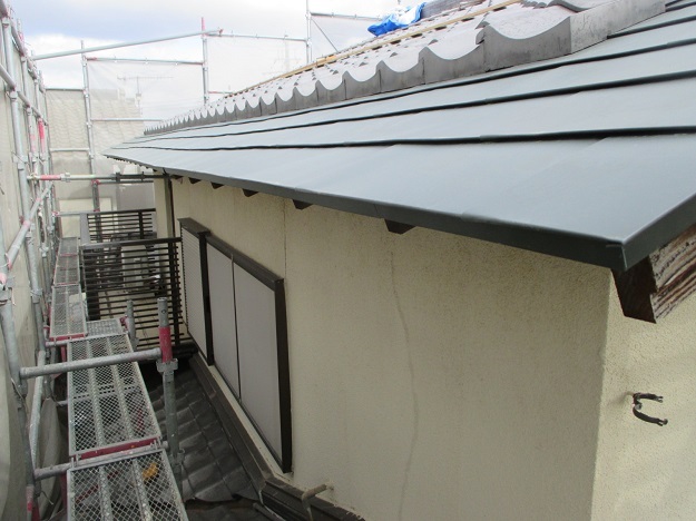 稲美町で樋の交換工事作業中